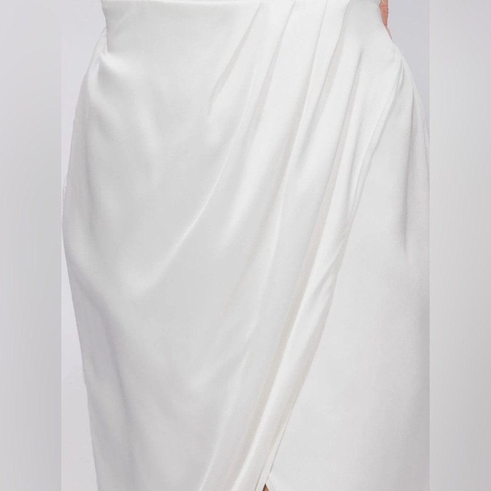 Elegant White One-Shoulder Dress - Picture 4 of 4